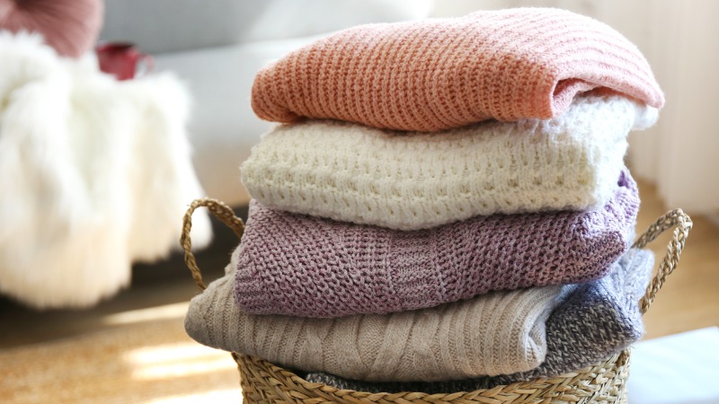 stapeltje delicate was ligt in een gewoven wasmand